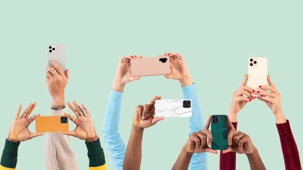 Des personnes photographient avec différents smartphones