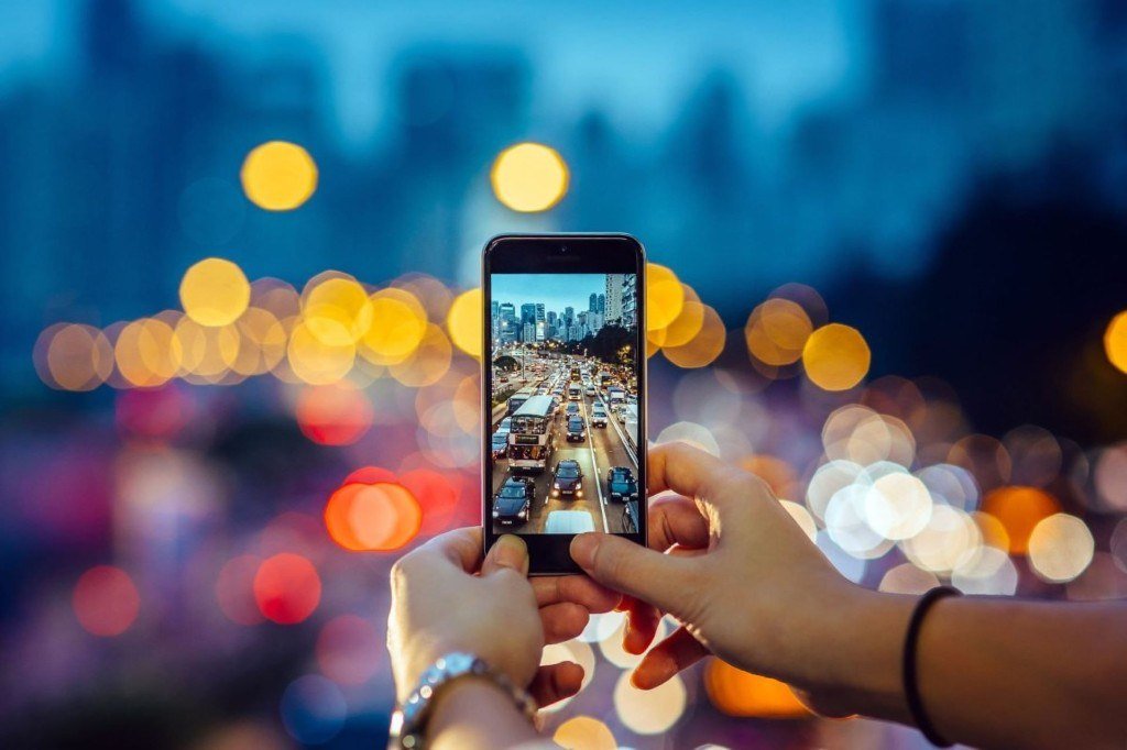 Photographie urbaine au smartphone avec des lumières colorées en arrière-plan